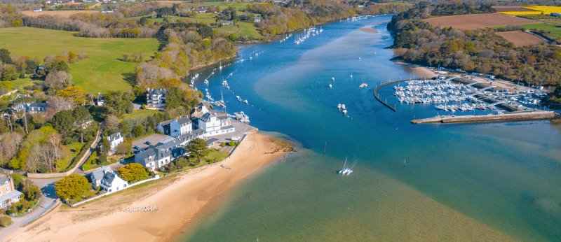 Vue aérienne du Pouldu et du port de Guidel-Plages sur la Laïta (Morbihan)