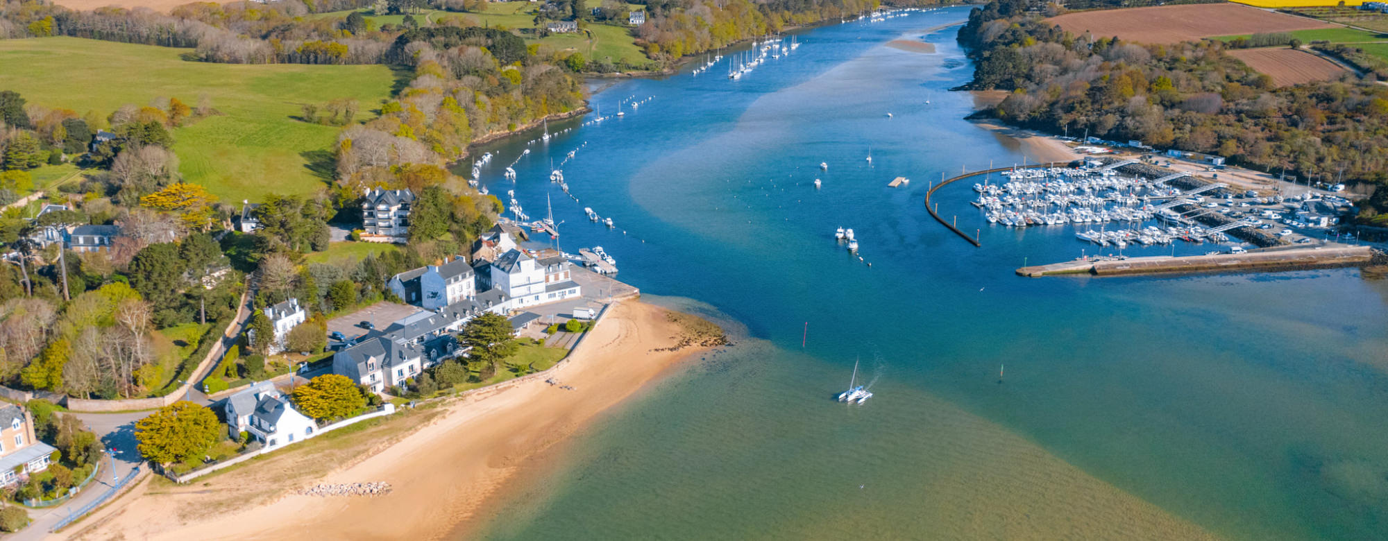 Vue aérienne du Pouldu et du port de Guidel-Plages sur la Laïta (Morbihan)