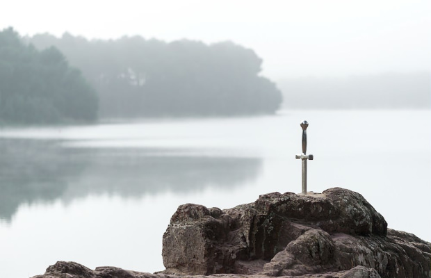 Excalibur, l'épée du roi Arthur au lac Trémelin dans la forêt de Brocéliande (Morbihan)