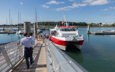 Bateau de la compagnie Escal'Ouest à l(embarcadère de Lorient La Base.