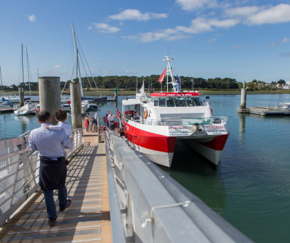 Bateau de la compagnie Escal'Ouest à l(embarcadère de Lorient La Base.