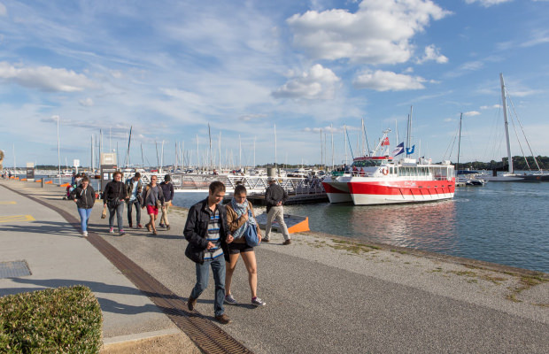 Bateau de la compagnie Escal'Ouest au ponton de Lorient la Base, vu du quai.