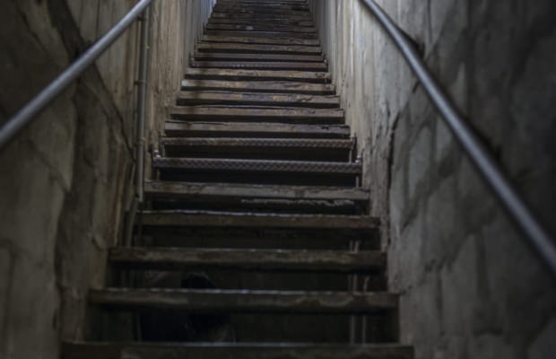 Escalier dans le bloc K3 de l'ancienne base de sous-marin à Lorient (Morbihan)