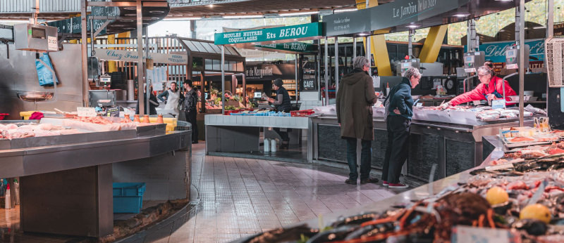 Etals de poissonneries, produits frais et locaux, aux Halles de Merville de Lorient (Morbihan)