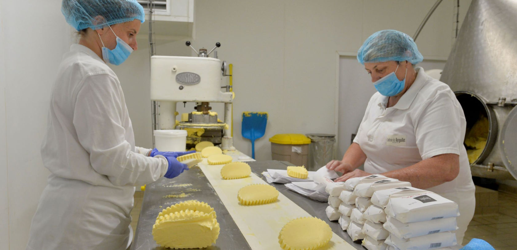 Fabrication de beurre breton, savoir-faire artisanal à la Laiterie de Kerguillet à Plouay (Morbihan)