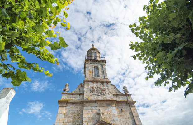 Façade de l'église Notre-Dame de l'Assomption sur la Place Saint-Pierre à Port-Louis (Morbihan)