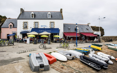 Terrasses à Port Tudy sur l' Ile de Groix