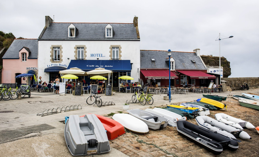 Terrasses à Port Tudy sur l' Ile de Groix