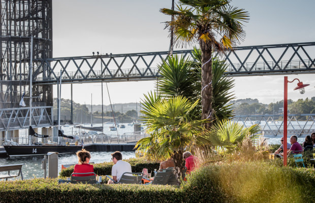 Verre en terrasse sous les palmiers à Lorient La Base (Morbihan)