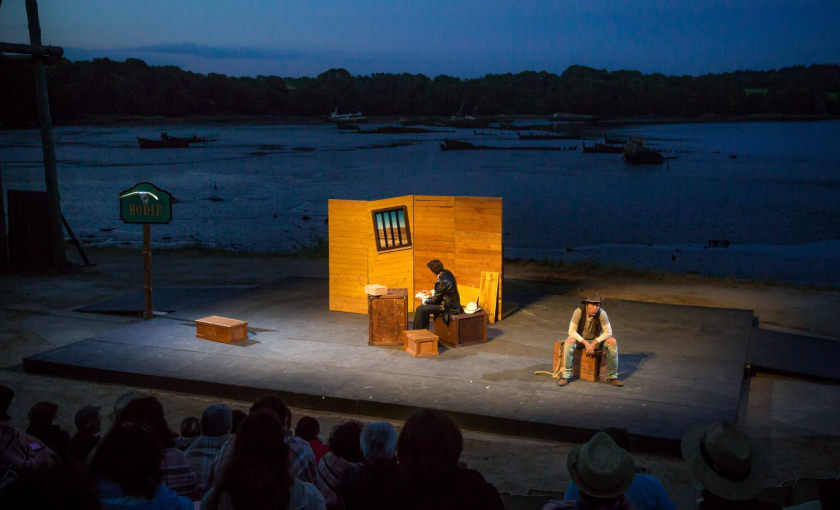 Spectacle de théâtre pendant le festival Kerhervy à Lanester, près de Lorient (Morbihan)