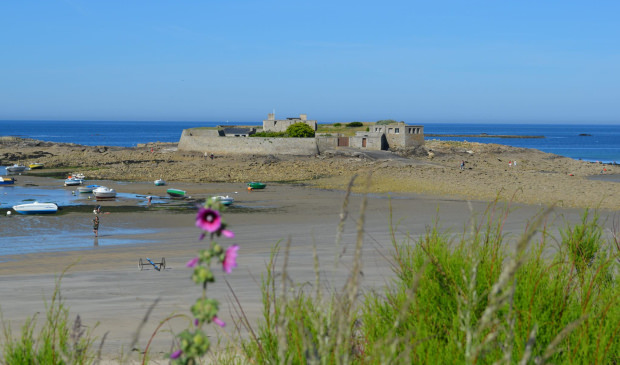 Le Fort Bloqué et sa plage à marée basse, à Ploemeur (Morbihan)