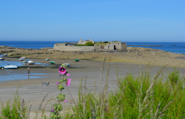 Le Fort Bloqué et sa plage à marée basse, à Ploemeur (Morbihan)
