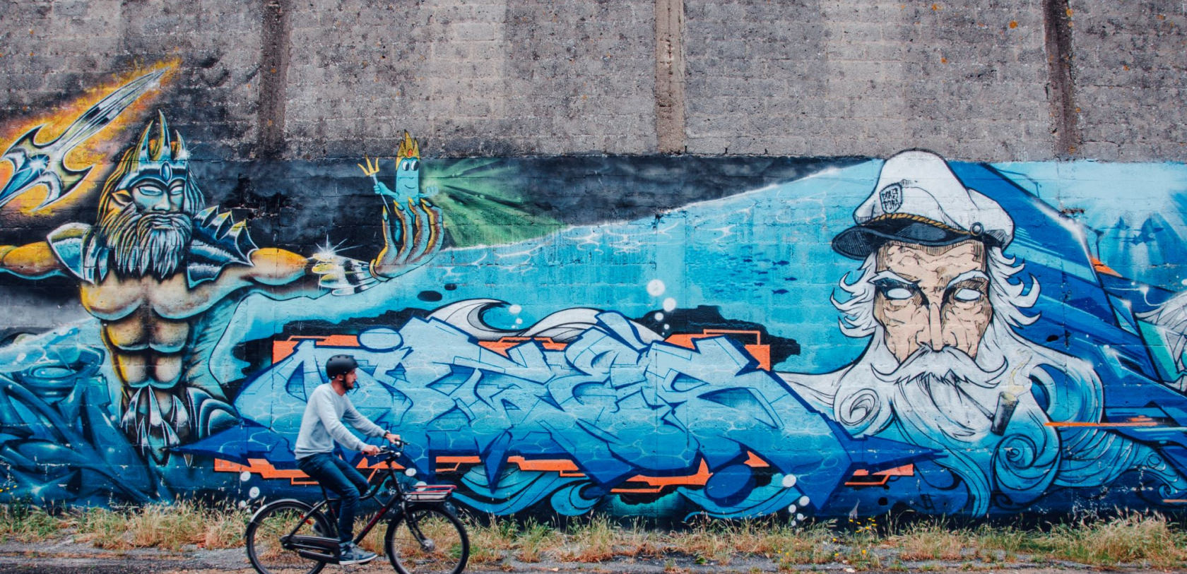 Balade à vélo devant la Fresque Bleue, graffiti avenue de La Perrière au port de pêche de Lorient (Morbihan)