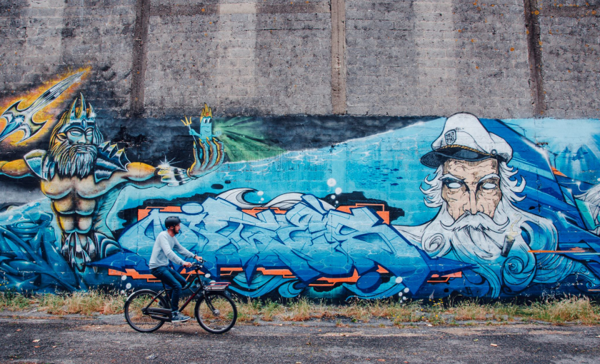 Balade à vélo devant la Fresque Bleue, graffiti avenue de La Perrière au port de pêche de Lorient (Morbihan)