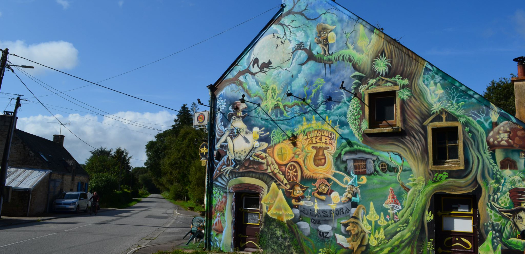 Fresque street art du Diaspora Crew au café de la Côte à Bubry (Morbihan)