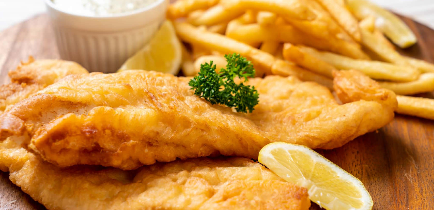 Fish and Chips, assiette de frites avec son poisson pané