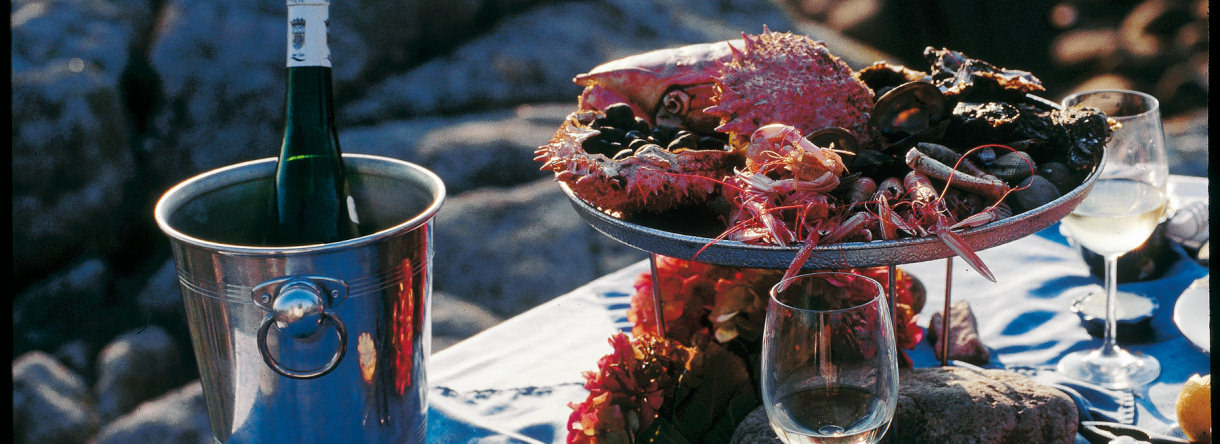 Fruits de mer et vin sur la plage à Lorient (Morbihan)