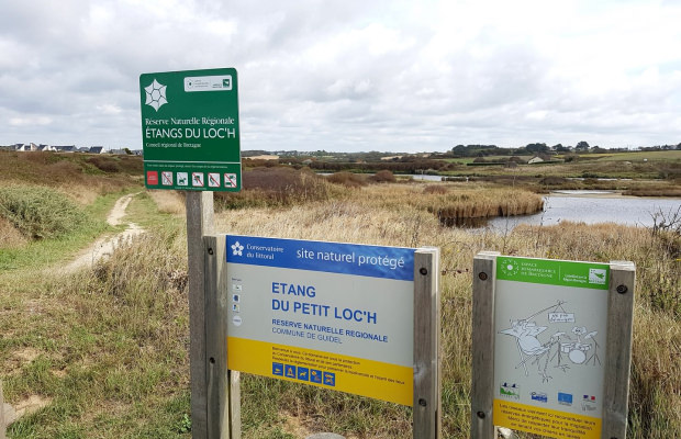 Accès côté mer à la Réserve Naturelle Régionale des Etangs du Loc'h, à Guidel (Morbihan)