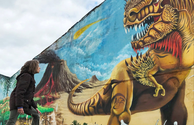 Graff d'un dinosaure par KAZ au Port de pêche de Lorient (Morbihan)