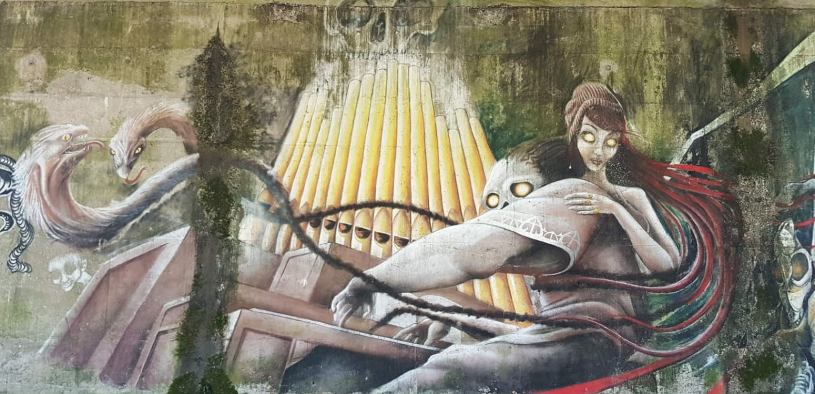 Fresque Zombie organiste, oeuvre street art réalisée par le Bass'Art Crew sous le pont d'Oradour à Lorient (Morbihan)