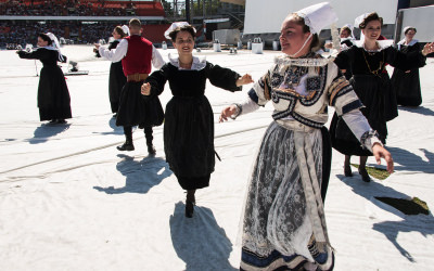 ©Pierre SALLIER - L'arrivée de la Grande Parade des nations celtes au Festival interceltique de Lorient.