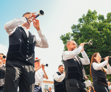 Sonneurs pendant la grande parade du Festival Interceltique de Lorient 2024 (Morbihan)
