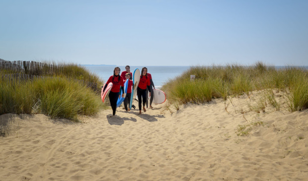 Groupe de surfeur sur la plage, Guidel