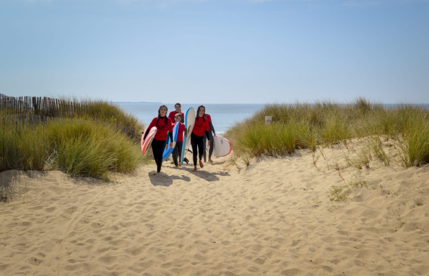 Groupe de surfeur sur la plage, Guidel