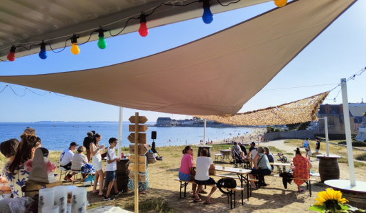 Terrasse avec vue sur la mer de La Guinguette de Toulhars à Larmor-Plage (Morbihan)