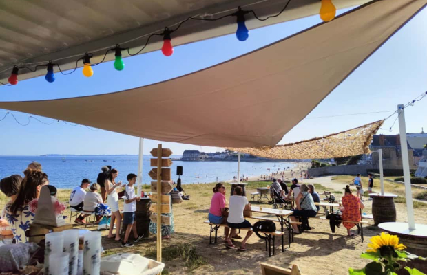 Terrasse avec vue sur la mer de La Guinguette de Toulhars à Larmor-Plage (Morbihan)