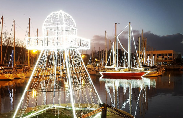 Illuminations de Noël sur les voiliers du port de plaisance de Lorient (Morbihan)