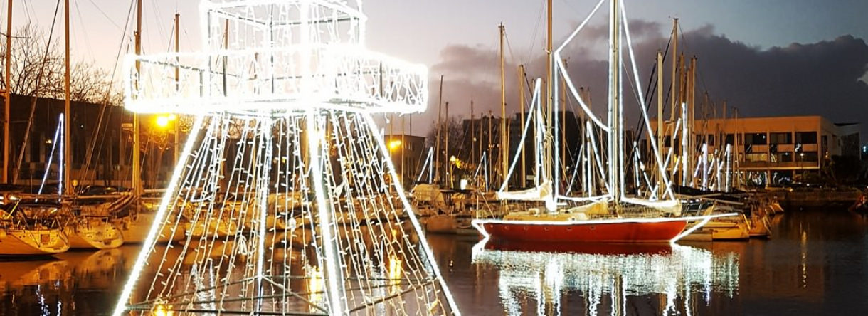 Illuminations de Noël sur les voiliers du port de plaisance de Lorient (Morbihan)