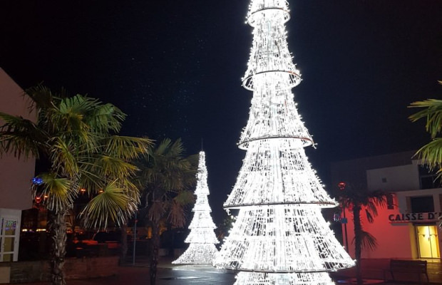 Sapin de Noël illuminé dans le centre-ville de Plœmeur (Morbihan)