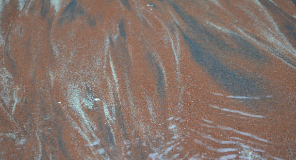 sable rouge, gris et blanc à la plage des Sables Rouges sur l'île de Groix