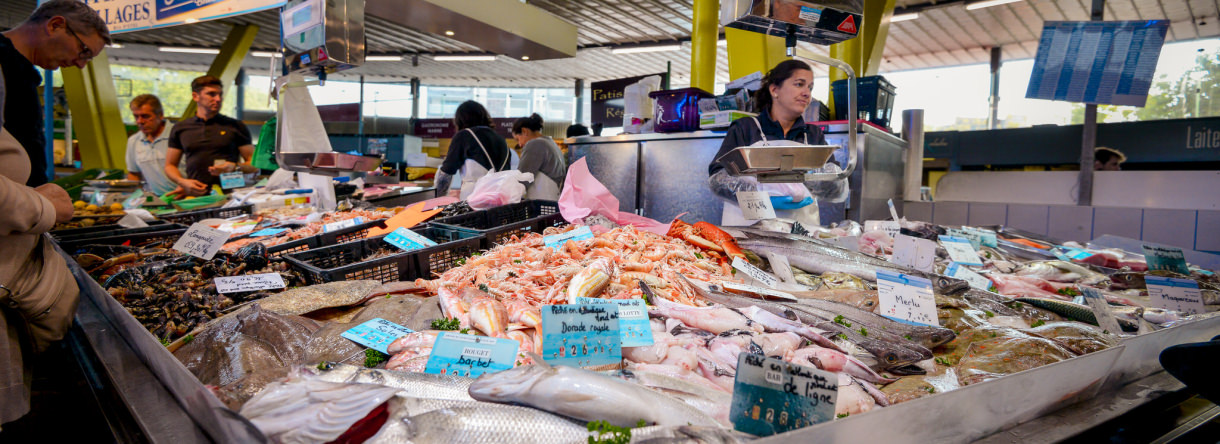 Etals de poissoniers aux Halles de Merville à Lorient.