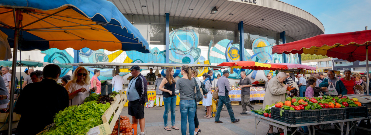 Le marché tous les mercredis et samedis matins, autour des Halles de Merville, Lorient - © Emmanuel Lemée