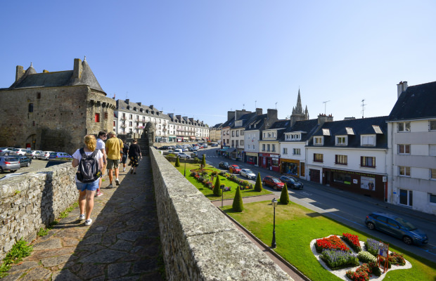 Hennebont, balade sur le chemin de ronde des remparts