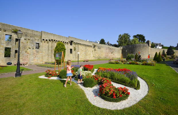 Hennebont, Fillette jouant dans les jardins devant les remparts