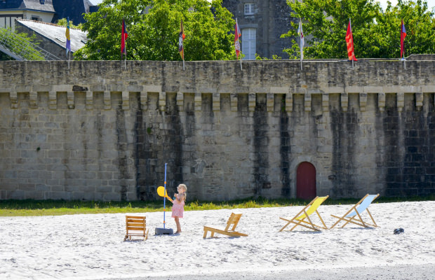 Hennebont, fillette jouant sur la plage aménagée devant les remparts