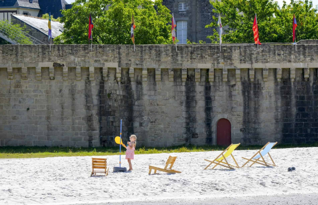 Hennebont, fillette jouant sur la plage aménagée devant les remparts