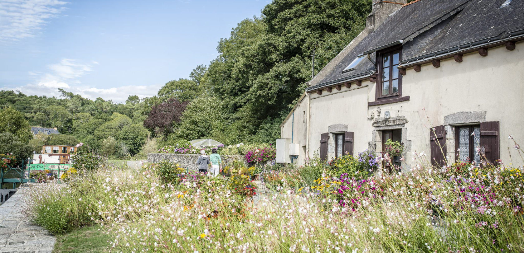 © Xavier DUBOIS. Maison d'écluse le long du Blavet, à Hennebont. Maison d'écluse le long du Blavet, à Hennebont