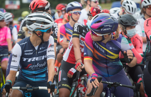 Cyclistes féminines en discussion ligne de départ du Grand prix de PLouay - Bretagne Classic Ouest-France