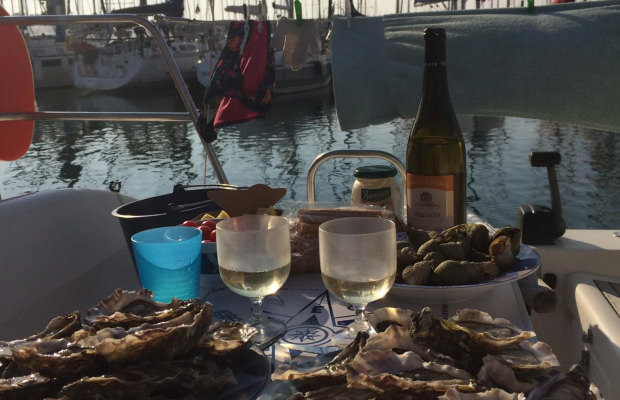 Assiette d’huîtres et vin blanc devant le port du kernevel, Larmor Plage