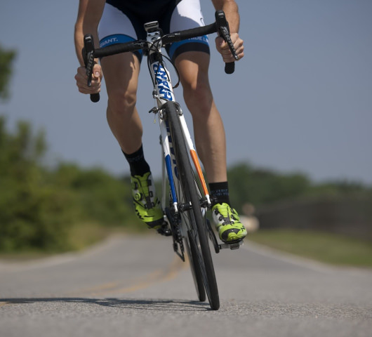 Cycliste sur route en balade