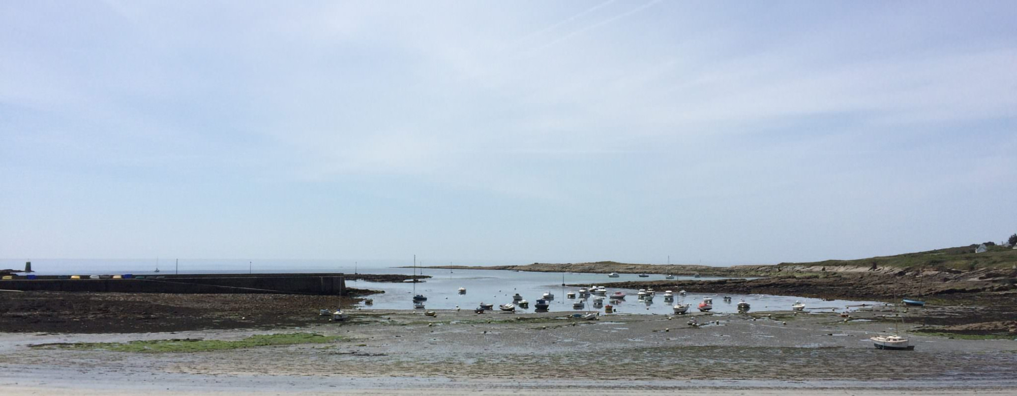 Marée basse à la plage de Locmaria sur l'île de Groix (Morbihan)