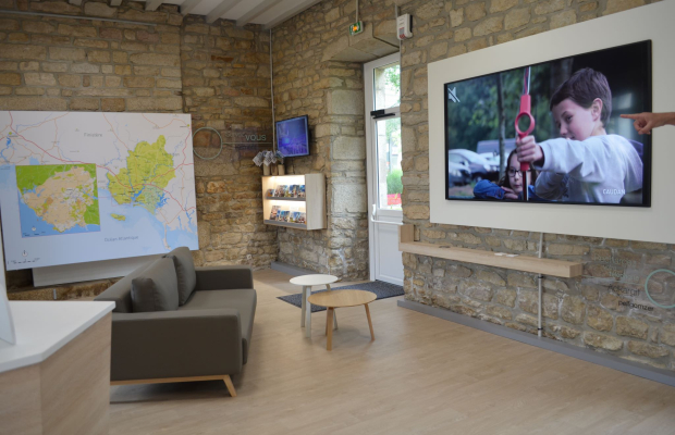 Intérieur de l'office de tourisme de Ploemeur, dans le centre-ville (Morbihan)