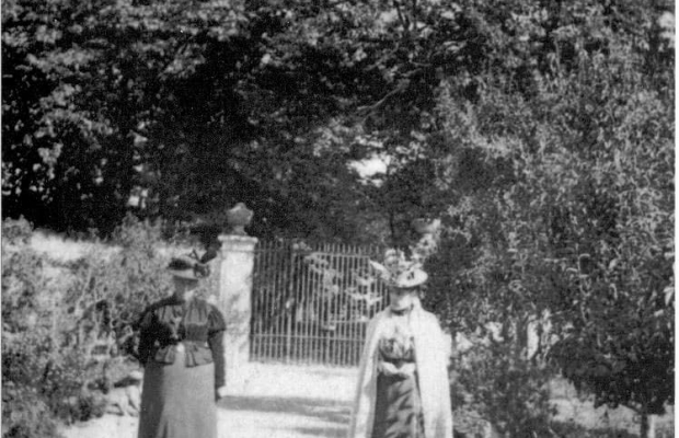 Promenade des dames devant les grilles du château de Soye en octobre 1898, à Ploemeur (Morbihan)