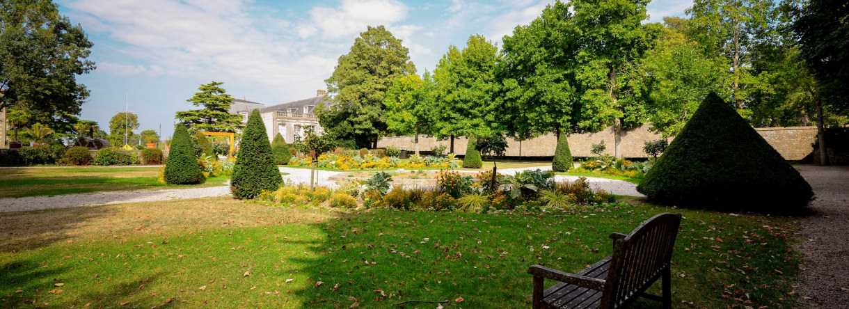 Les jardins à la française autour de l'Hôtel Gabriel dans l'Enclos du Port à Lorient (Morbihan)