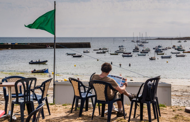 Terrasse face à la plage de Locmaria sur l'île de Groix (Morbihan)