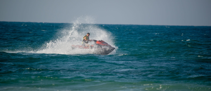 Jet ski sur la côte